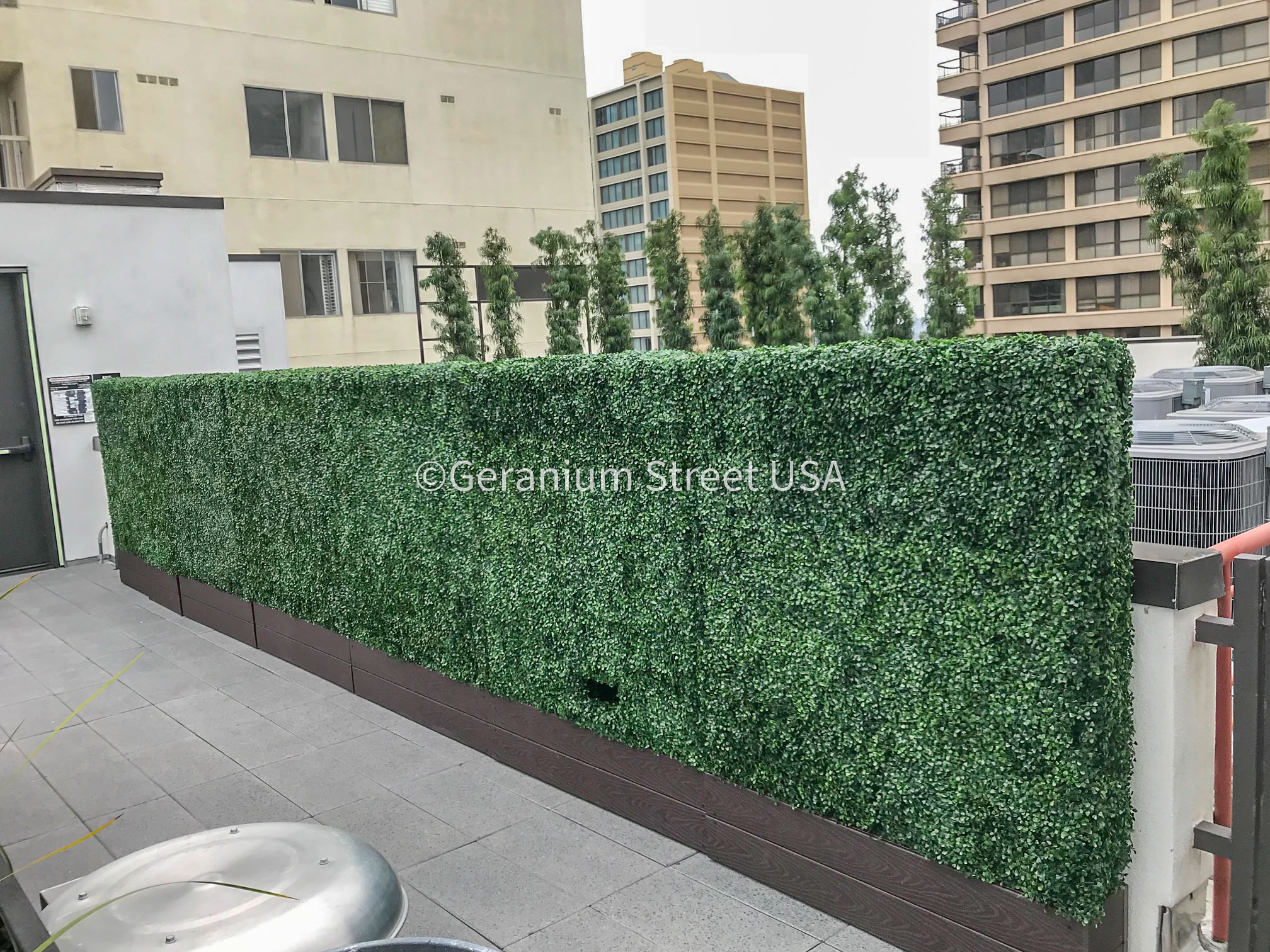 Commercial artificial hedge installation